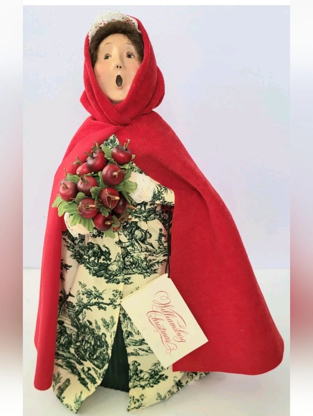 2002 BYERS CHOICE WILLIAMSBURG CHRISTMAS COLLECTION WOMAN W/RED CAPE AND APPLES